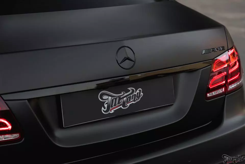 Mercedes E63 AMG. Оклейка кузова в Satin Black, полный антихром кузова, окрас суппортов и дисков!